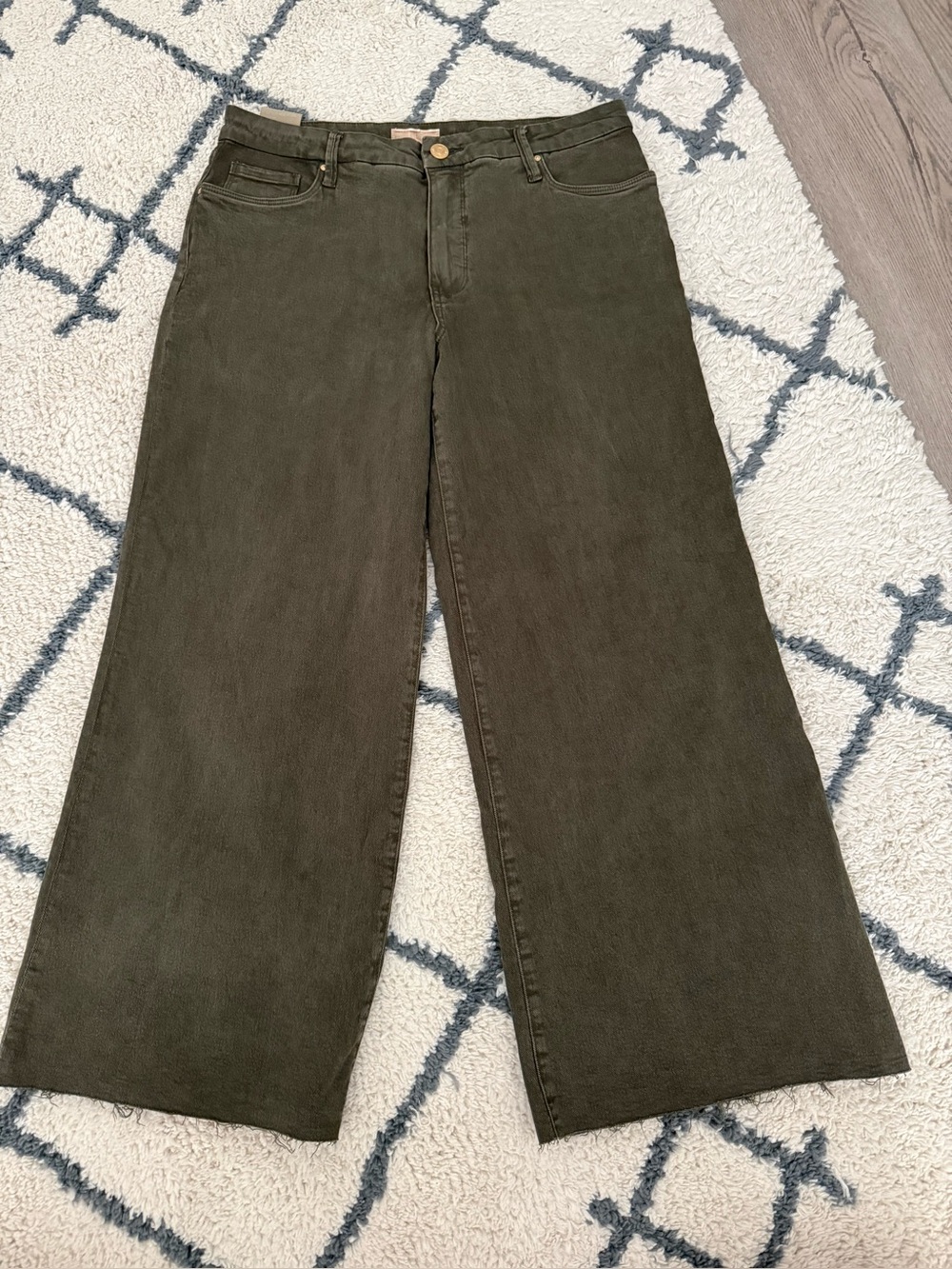 Kut from the Kloth Meg high rise wide leg jeans. Olive green Sz 12